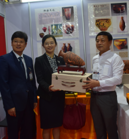 中國駐泰國大使館參贊煅煉女士親臨展會(huì )現場(chǎng)，并收藏了劉新安制作的彩陶代表作《小口尖底瓶》
